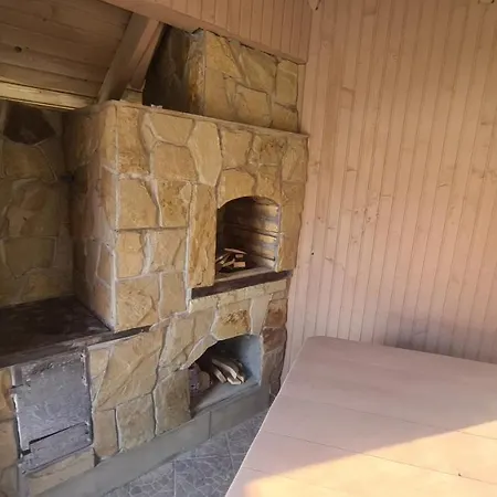 гостинний двір вишня Πανσιόν Μπούκοβελ