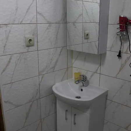 гостинний двір вишня Μπούκοβελ