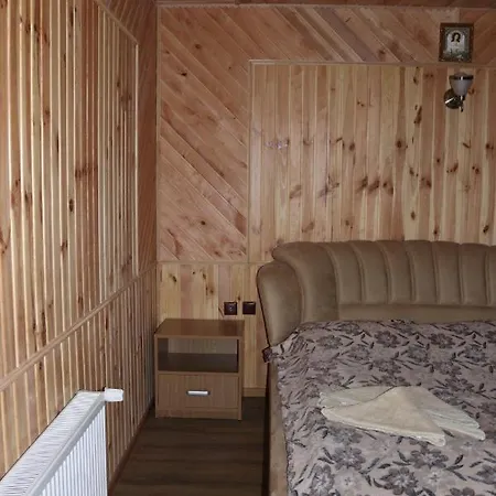 гостинний двір вишня Πανσιόν Μπούκοβελ