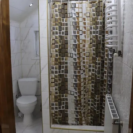 гостинний двір вишня Πανσιόν Μπούκοβελ