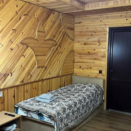 гостинний двір вишня