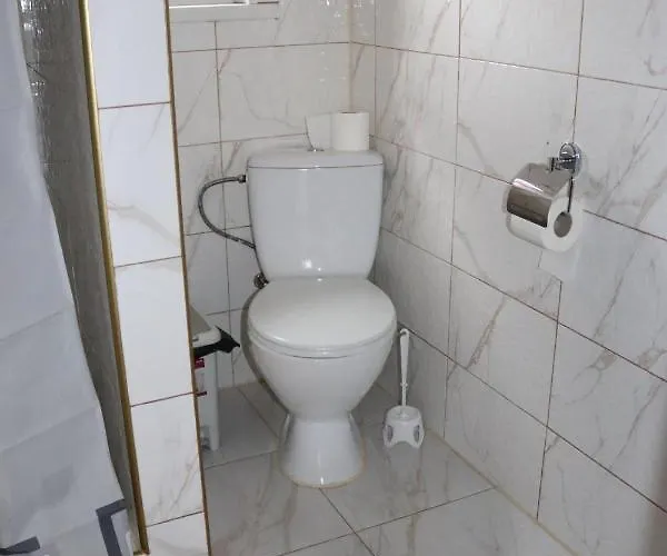 гостинний двір вишня